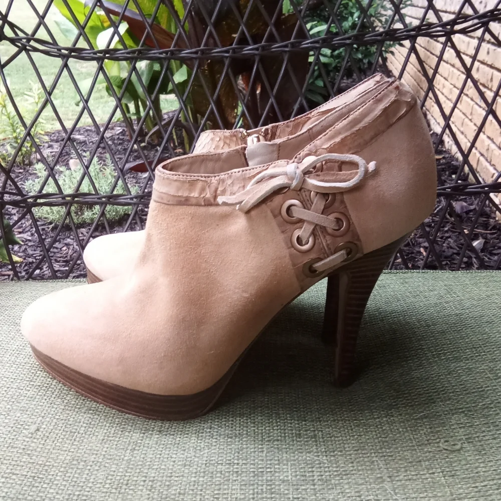 Coach Beatrice Suede Ankle Bootie Pumps Size 8.